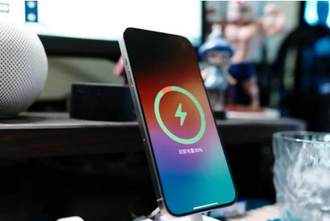集安苹果15换屏服务分享用什么充电器给iPhone15充电更好 